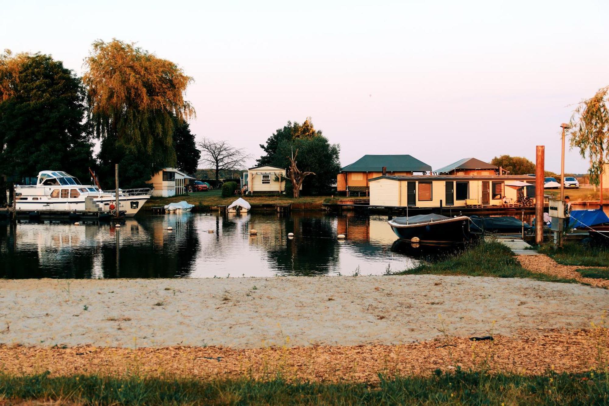 Luxury Lake Lodge Alphen  Bagian luar foto