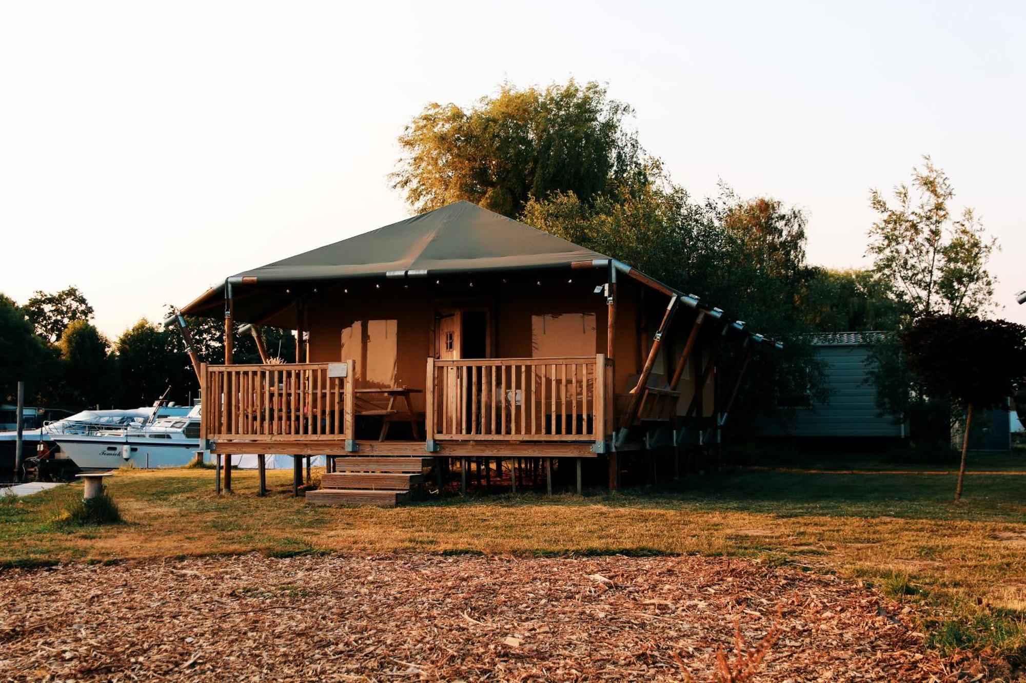 Luxury Lake Lodge Alphen  Bagian luar foto